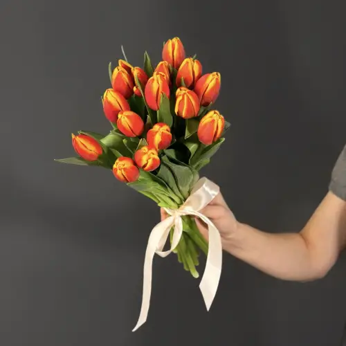 Букет из 15 оранжевых тюльпанов