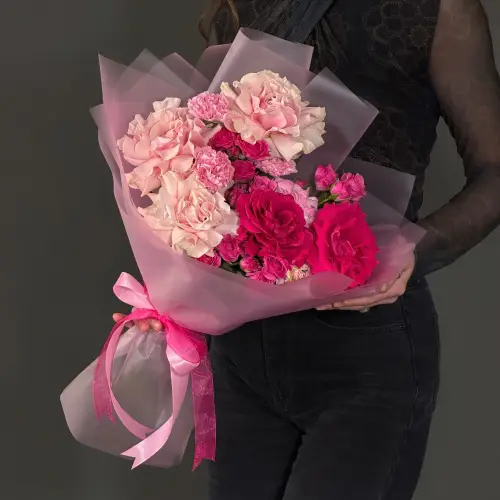 Букет красно-розовых роз с гвоздикой