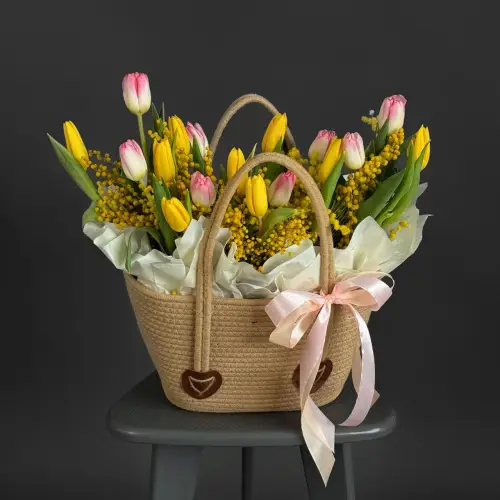 Цветочная корзина из тюльпанов и мимозы