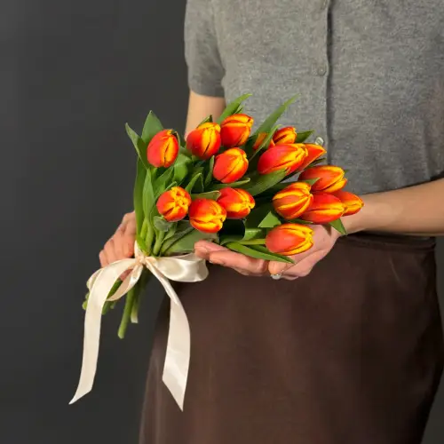Букет из 15 оранжевых тюльпанов
