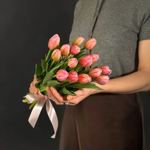 Букет из 15 розово-малиновых тюльпанов