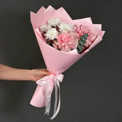 Букет из роз с хризантемами и эвкалиптом