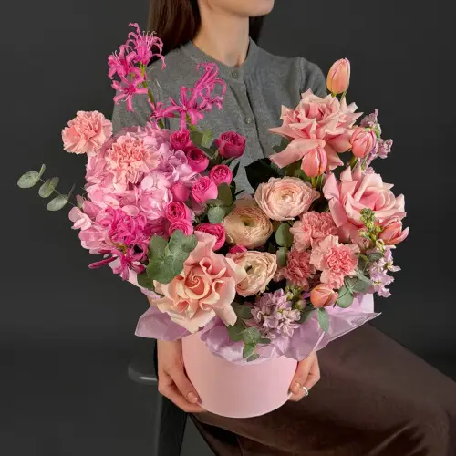 Цветочная композиция из роз, ранункулуса и нерине в шляпной коробке