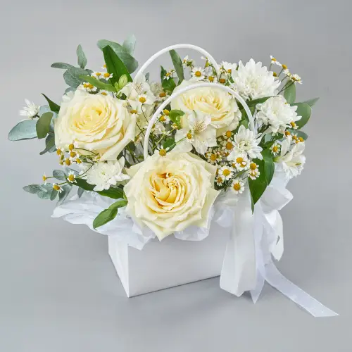 Цветочная композиция с розами, хризантемой и танацетумом в сумочке