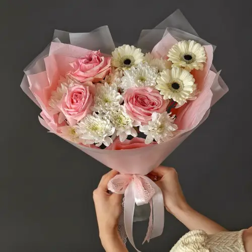 Букет из розовых роз, хризантем и гербер