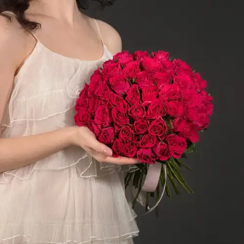 Букет из 51 малиновой кенийской розы