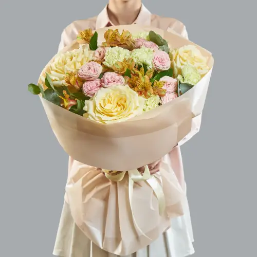 Букет с гвоздиками, розами и альстромерией 