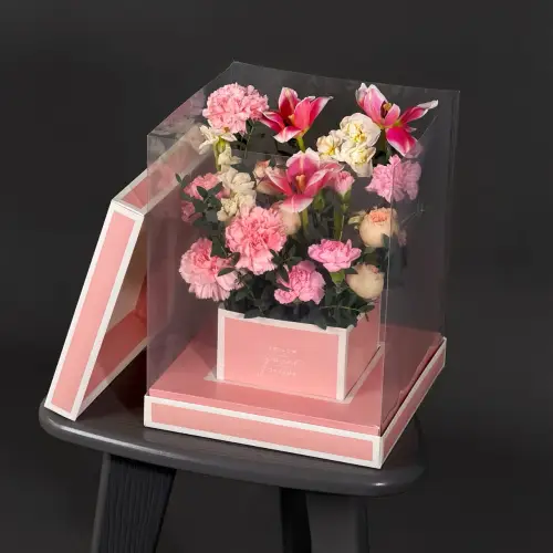 Цветочная композиция из гвоздик, нарциссов и тюльпанов в коробке