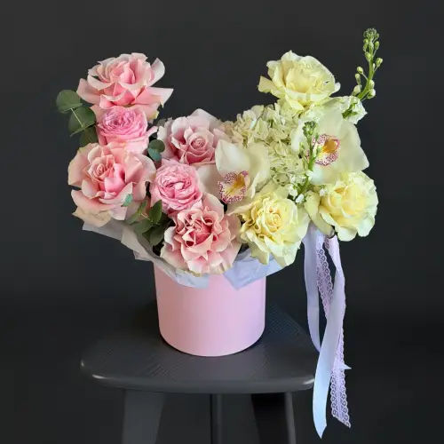 Нежная композиция из роз, гортензии и орхидей